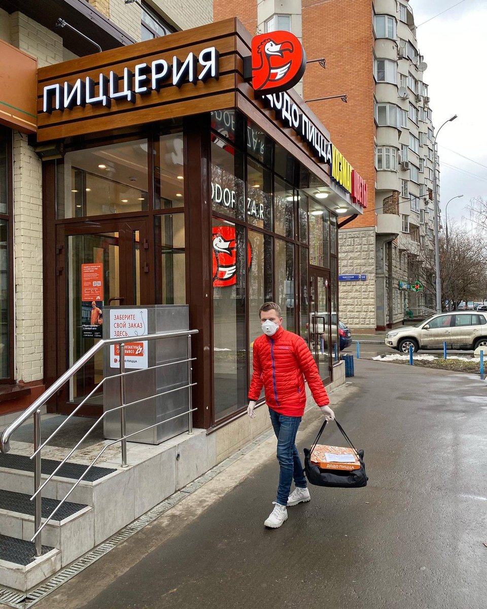 sostav_news's tweet photo. Основатель «Додо пиццы» Федор Овчинников понизил себе зарплату до 20 тыс. рублей в месяц и пошел работать курьером. Чтобы «прочувствовать и изнутри посмотреть на работу доставки в современных условиях» https://t.co/KpJpbYVpbO