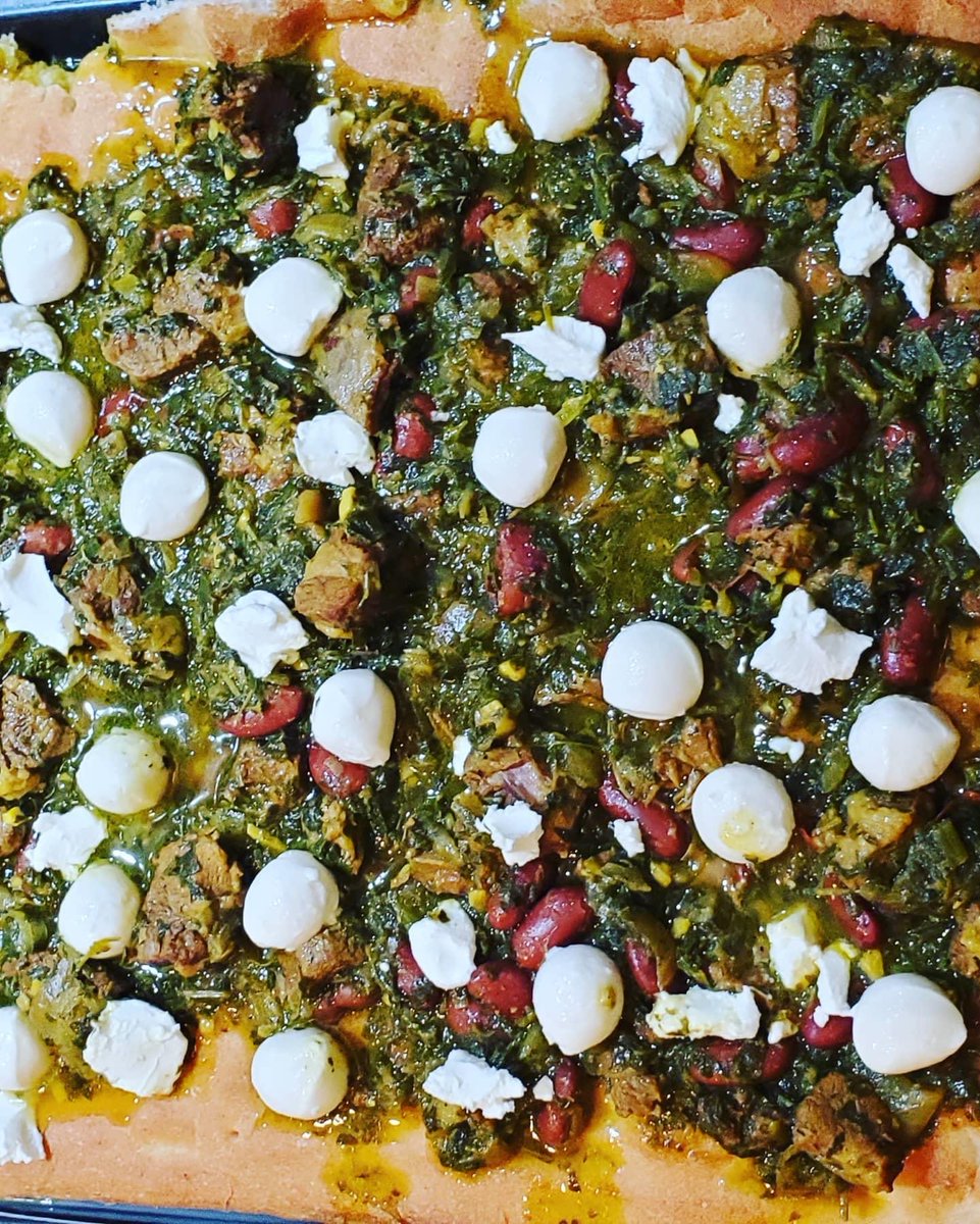 4. This user asked to not be identified, but they documented every step of their  #GhormehSabziPizza – and it's just(Also: I SEE YOU RED PEPPER FLAKES)