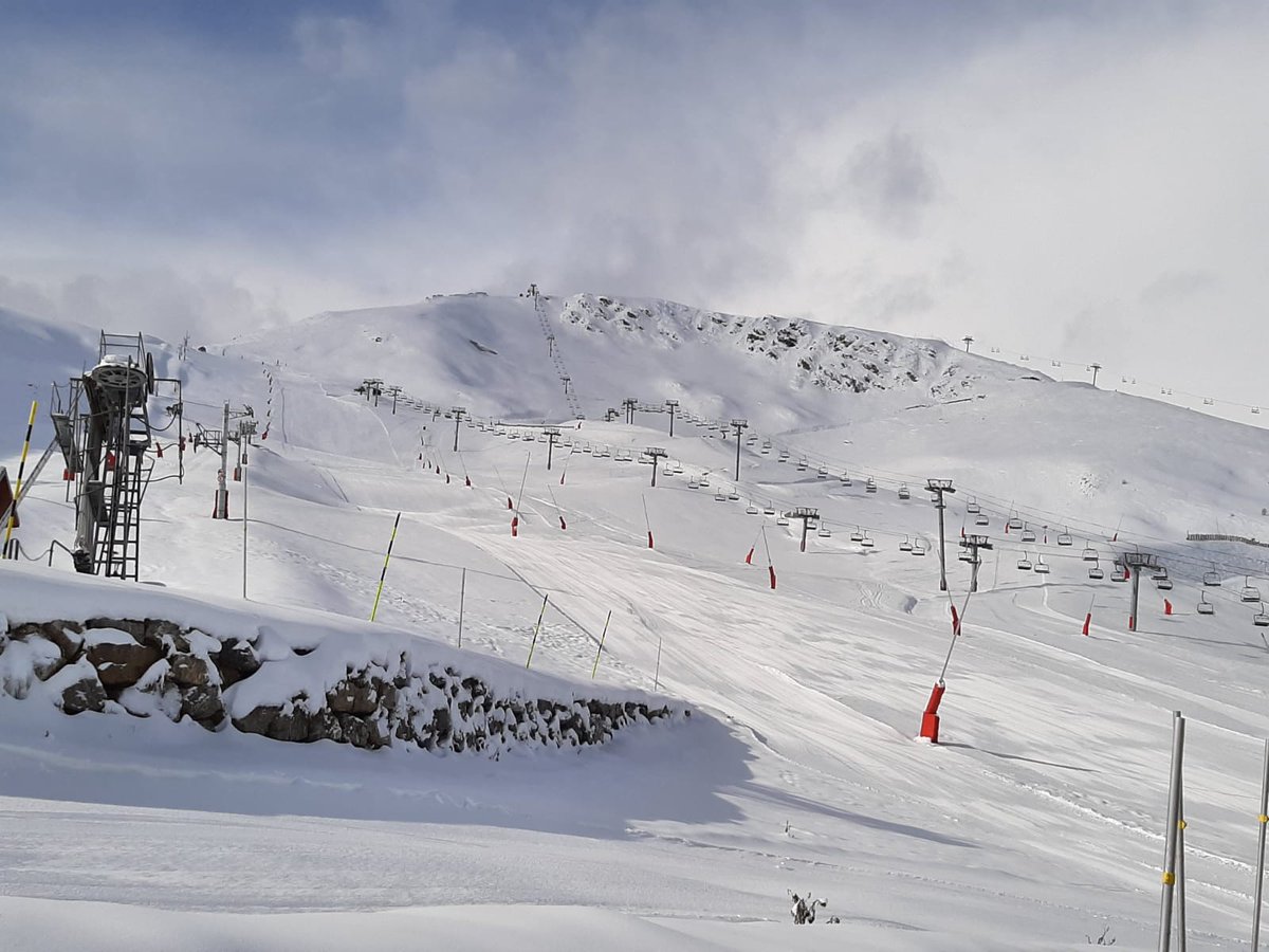 [ Foto del día ]
Recordamos días de gloria de la temporada, como la importante nevada recibida a mediados de noviembre en las estaciones #Altiservice en Pirineos.
Como podéis comprobar, bastante nieve y las pistas bien pisadas...¡Quién las bajara ahora mismo!
<a href="/SaintLaryAlti/">Station de ski de Saint-Lary - Altiservice⛷🏂</a>