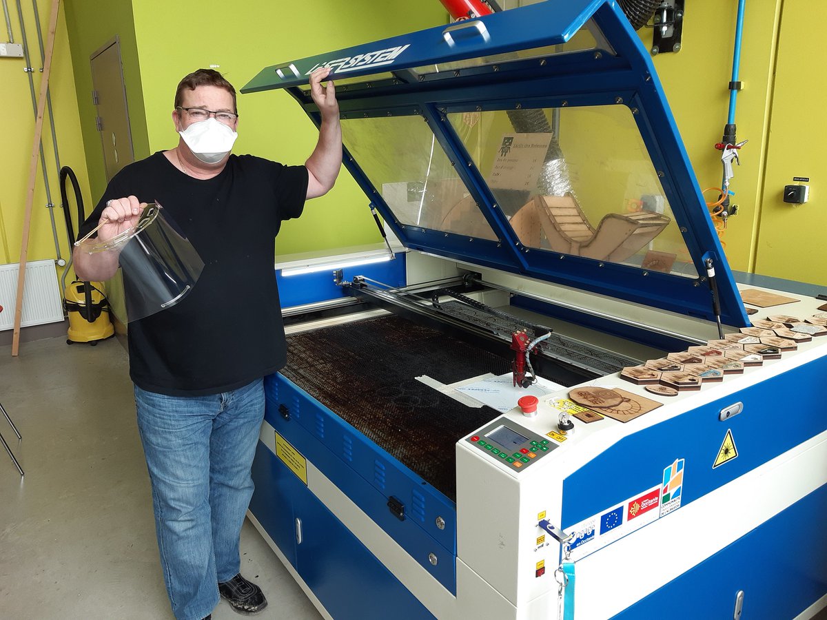 grandalbigeois's tweet photo. Bravo au @FabLabAlbi 👏 qui vient de remettre 100 visières de protection à l'UMT avec le soutien du @grandalbigeois ! Ces visières ont été réalisées par le FabLab grâce à une matière première fournie par des entreprises locales. #solidarité #entreprises #innovation #albi https://t.co/aijj4UkoZ9