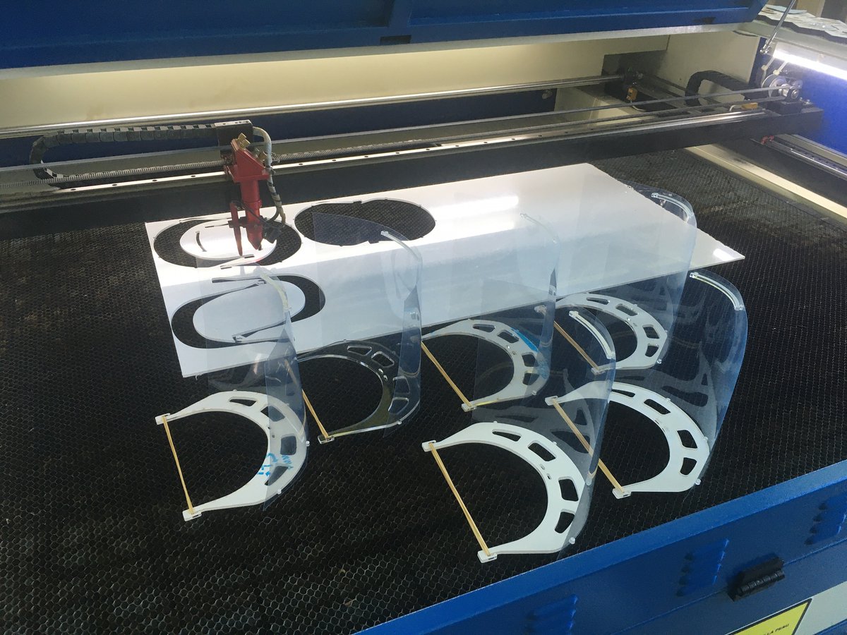 grandalbigeois's tweet photo. Bravo au @FabLabAlbi 👏 qui vient de remettre 100 visières de protection à l'UMT avec le soutien du @grandalbigeois ! Ces visières ont été réalisées par le FabLab grâce à une matière première fournie par des entreprises locales. #solidarité #entreprises #innovation #albi https://t.co/aijj4UkoZ9