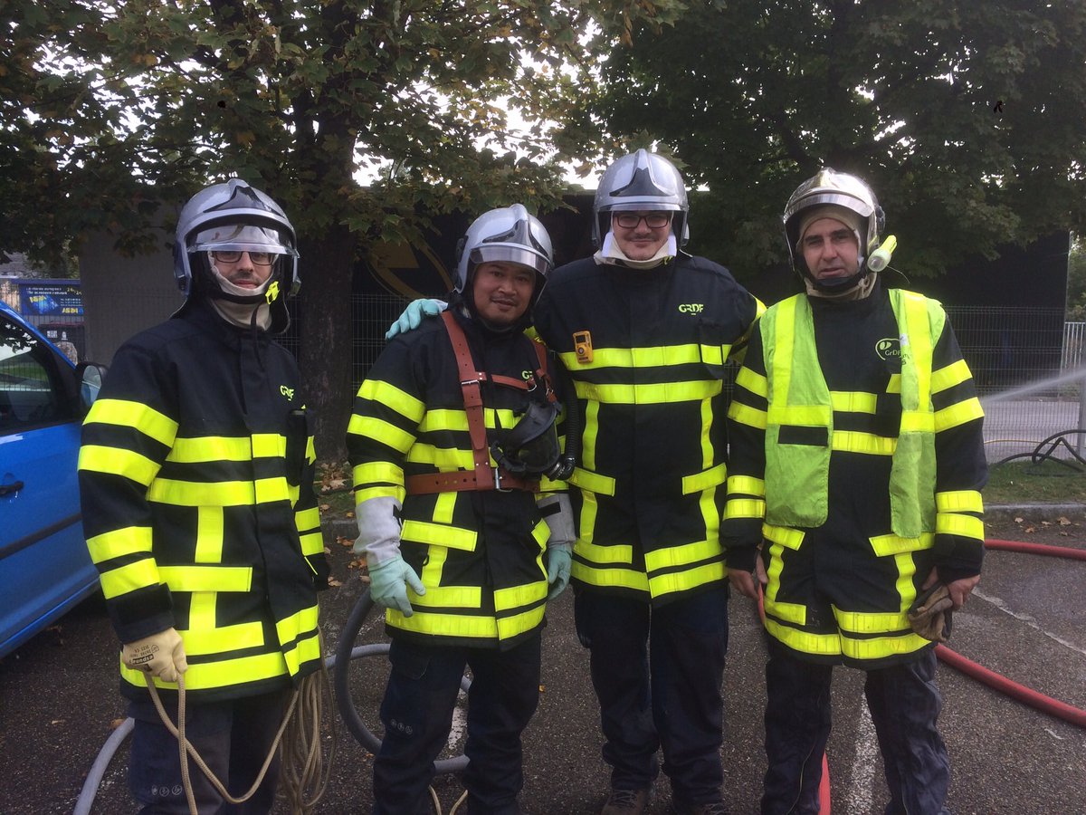 Pensée à tous les salariés <a href="/GRDF/">GRDF</a> en ce jour de changement de garde, faites attention à vous et appliquez bien les recommandations avec vos kits de protection 👍.
#AI1CN <a href="/MassatCaroline/">Caroline Massat</a> <a href="/AshELH/">achraf El-H</a> <a href="/yvesabela/">Abela</a>