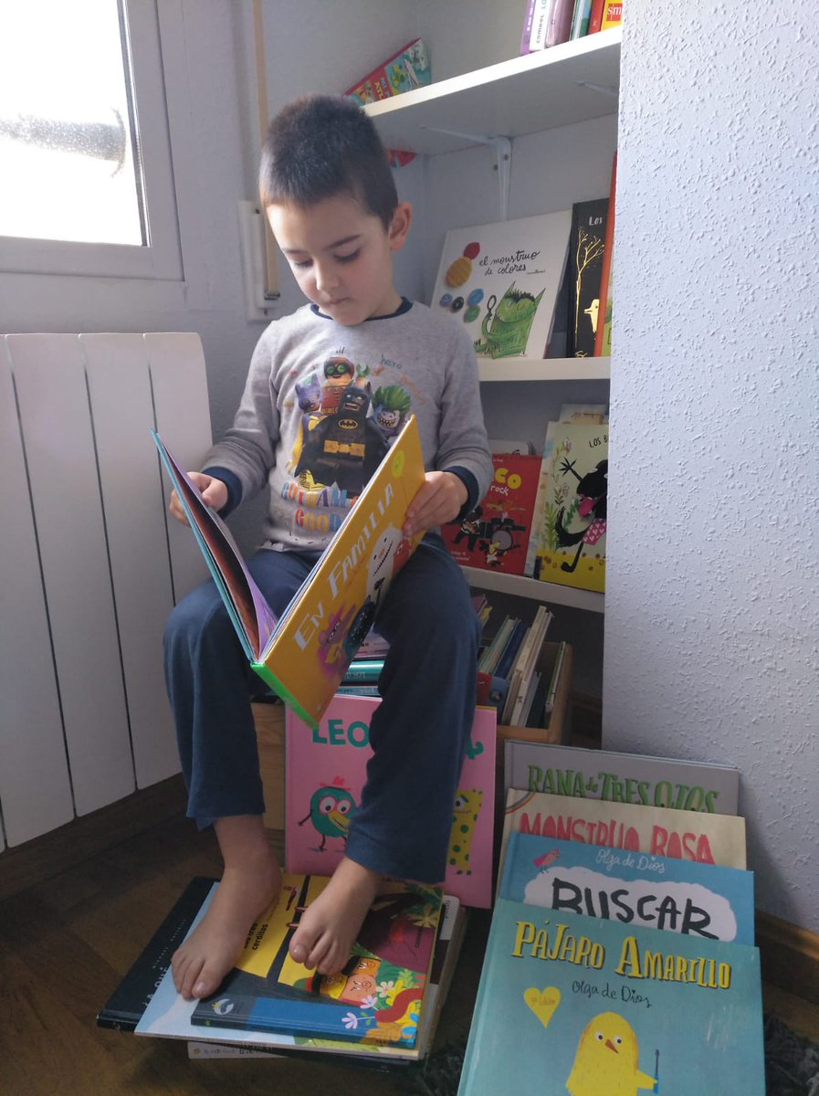 bpneiravilas's tweet photo. OS RECUNCHOS DA LIX

Manuel mándanos o seu recuncho favorito, con todos os seus libros, sabemos que é un gran lector.

@Irene___M_J 
#RecunchosDaLIX #DILI #DíaDoLibroInfantilEXuvenil https://t.co/eq4xnrnLbG