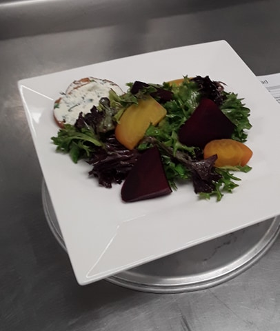 Sara79064255's tweet photo. In quarantine and trying to stay healthy make a beat salad with a homemade dressing.
#HOS2131 @RestaurantInt @GetCracking https://t.co/41nV3zrk1O