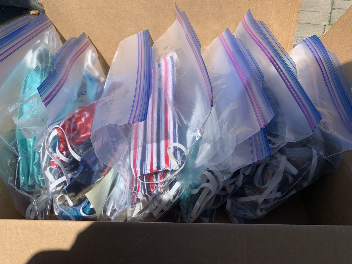 JenFischer18's tweet photo. Our AMAZING and talented students from the JPS and EHS fashion programs sewed masks for our doctors and nurses on the front lines. Today’s porch-to-car pick-up was a success! Looking forward to the next pick-up tomorrow. @Edison_HS @JPSHawks #shinebrightedison 💡😷 https://t.co/lTPrBHGvR1
