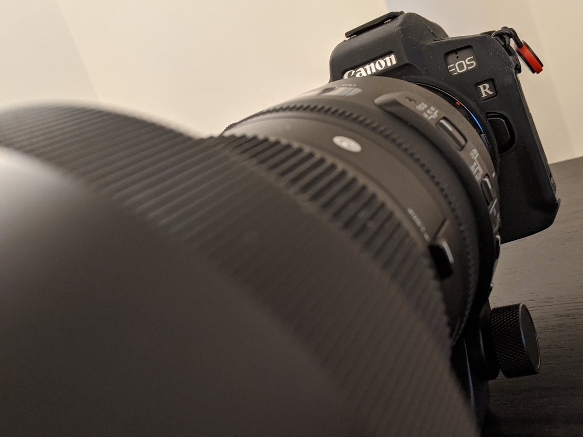 techedan's tweet photo. Je me suis surpris à essayer de prendre en photo des pigeons par ma fenêtre avec mon 600mm... Ça y est le confinement commence à avoir raison de moi 😂 #COVIDー19 #canon #confinement https://t.co/CNMBg5L0rM