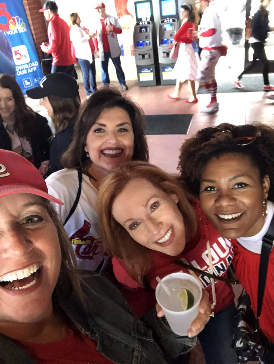 julnilsmith's tweet photo. #OpeningDayAtHome missing ⁦@duhbunny⁩ ⁦@Turnthepaige324⁩ ⁦@tlbarner⁩ and the Clydesdales ❤️ https://t.co/7BNzHXw6bV