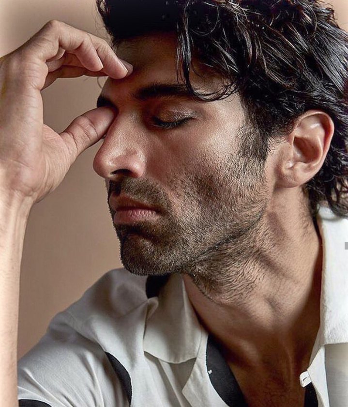 Aditya Roy Kapur's Chiseled Jawline And 'Heavier Than Normal' Makeup  Pictures Sets Female Fans Swooning