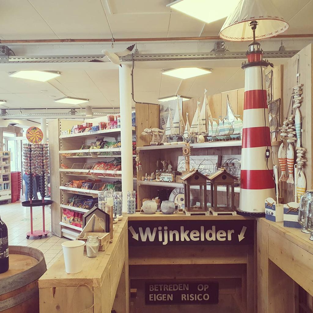 berghs01's tweet photo. Hoe vet! #SPAR Zoutelande heeft een wijnkelder! 🤩 #wijntje #supermarkt https://t.co/qETaB7flEz