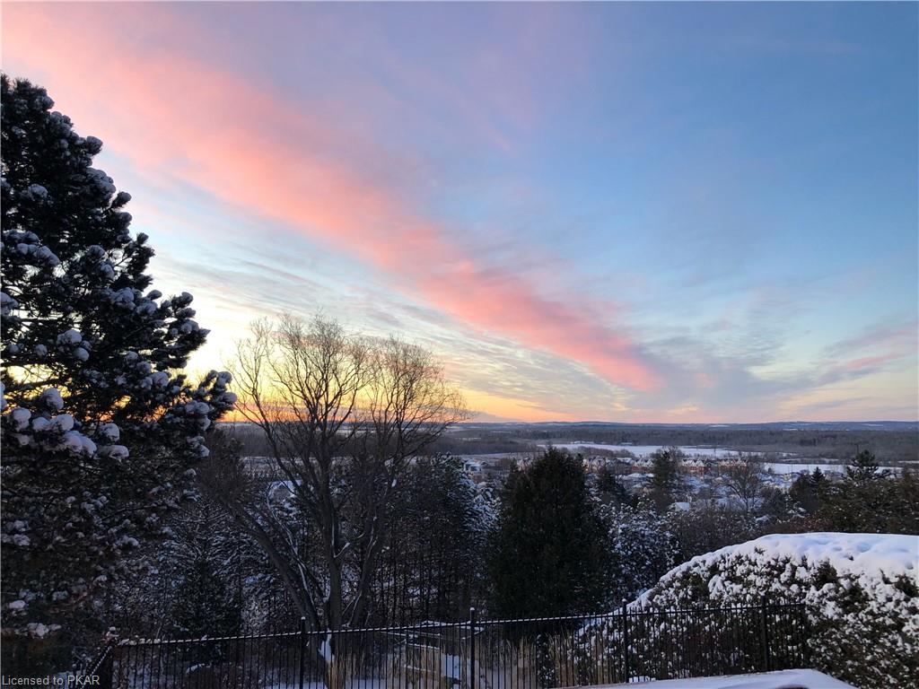 stoneguide_ptbo's tweet photo. Spacious 4+1 bedrm, 4 bth home with a view for miles. 514 Fortye Drive $859,900 MLS. Tour here https://t.co/Xy9S0Ad5lZ https://t.co/sVkblfcaDd