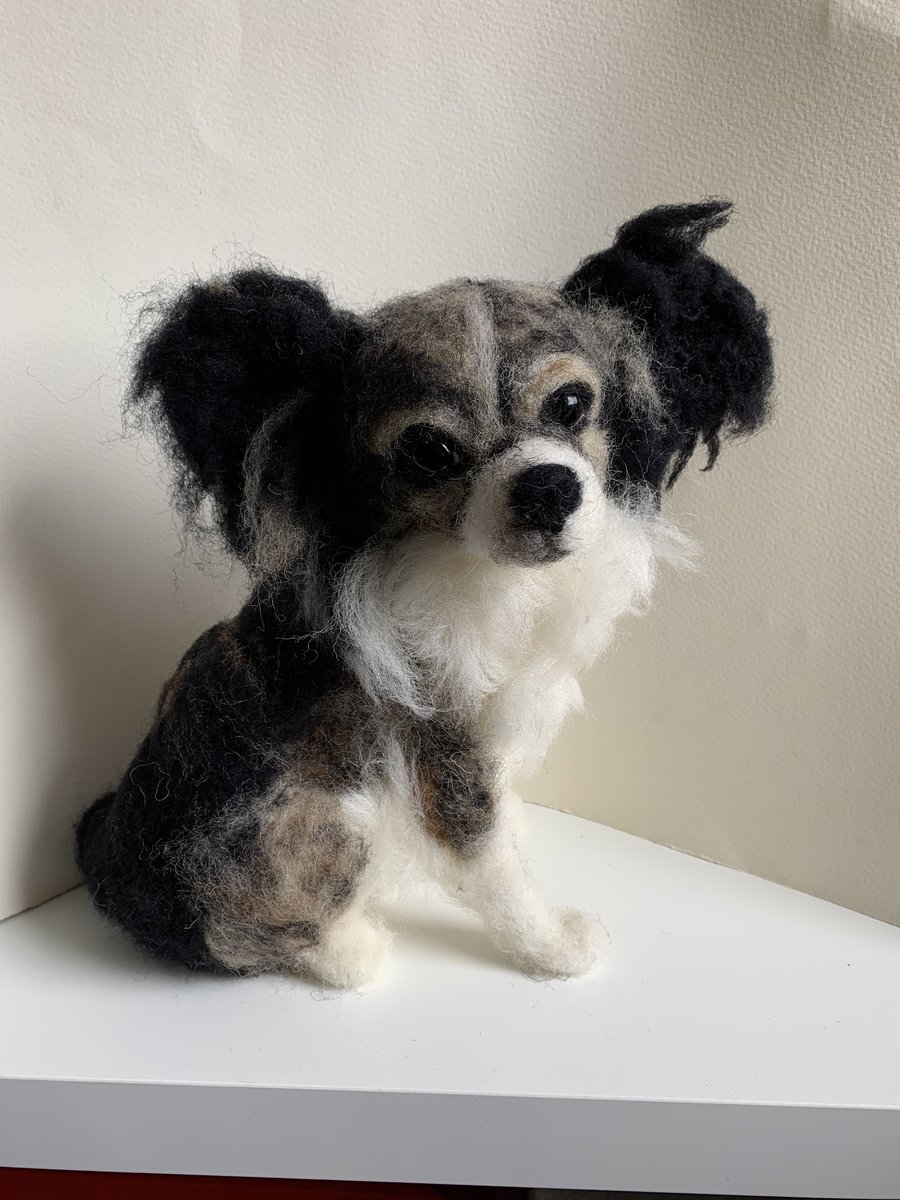 ffinlaysonart's tweet photo. Hello, here’s some pictures of stages in the making of my new favourite portrait! #womaninbizhour #papillon https://t.co/BHmhHelnR2