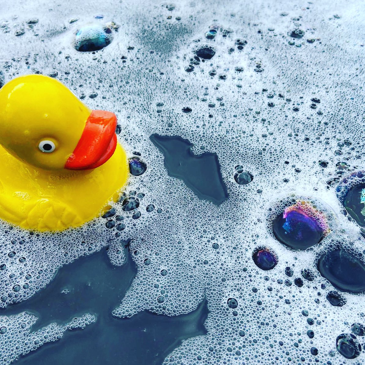 stories_rainbow's tweet image. The Daring Duck and The Rainbow Bubble. Ooh I feel a happy hopeful story coming on! 🌈📚😎. A lovely little rainbow here taken as my niece played with her water tray today. #searchforrainbows #searchforhope #tellstories #stayhome