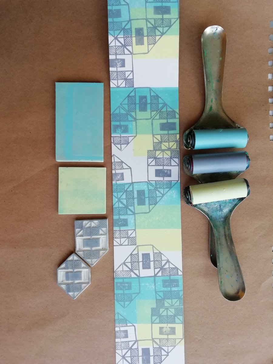 KraftyKoffeedof's tweet photo. Lock down mini handprinted artist books in the works. #handprinted #handmade #linoprint #pattern #blockprintmaking #artistbook #printmaking https://t.co/VUkpRwL1Ga