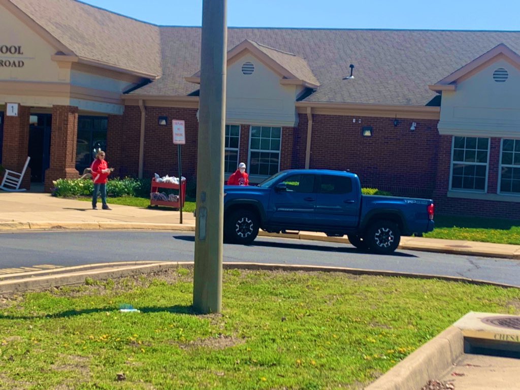 JessieTipling's tweet image. Great things happening at Conway Elementary. Mr. Raybold, Mrs. Coppenrath, and other awesome Conway staff handing out computers to students. Thank you for all you do for kids and families! #OneFamily @conwayelemsch @SCPSchools @JrRaybold