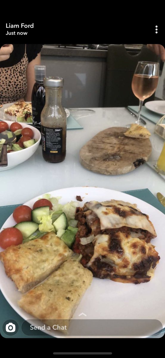  @liamfordwhu we could have a winner. I like it. Nice table setting wine garlic bread help yourself to salad any dressing, Nice generous serving aswell unless we get another gr8 tea you’ll take the  tonight 7.5/10