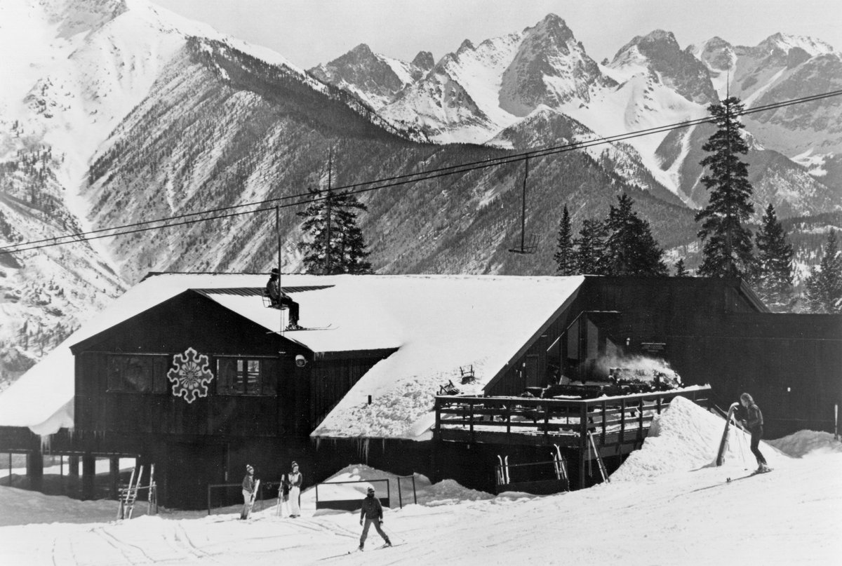 skipurg's tweet photo. While the amazing view hasn't changed, Powderhouse itself has gone through some updates since this photo was taken!
#tbt #throwbackthursday #missingpurg #lunchwithaview #sanjuanmountains https://t.co/LcY5OTYy6H