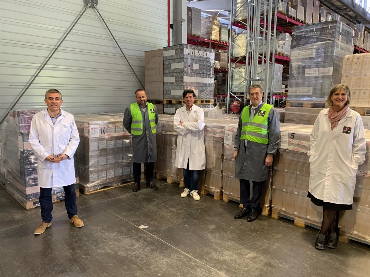 Vinovalie et <a href="/GachesChimie/">Gaches Chimie</a> unissent leurs savoir-faire pour aider à la lutte contre le #COVID19! La solution #hydroalcoolique produite par Gaches Chimie est conditionnée par Vinovalie dans des poches de 5L initialement utilisées pour ses vins en BIB. buff.ly/3aDZfG2