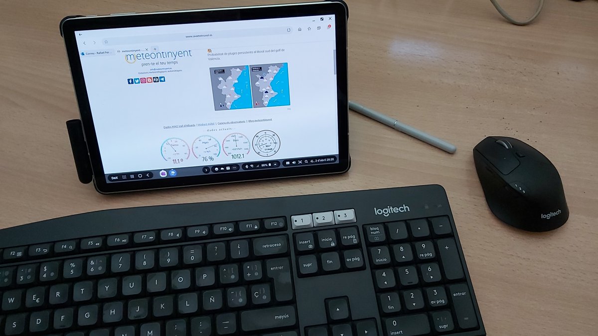 rfmont's tweet photo. Amb la #tabS4 en mode #SamsungDex puc fer servir el còmode teclat d'escriptori i el ratolí. Una millora evident de la productivitat que s'afegeix a l'indispensable llapis digital #Spen. https://t.co/Ci4BB6cogn
