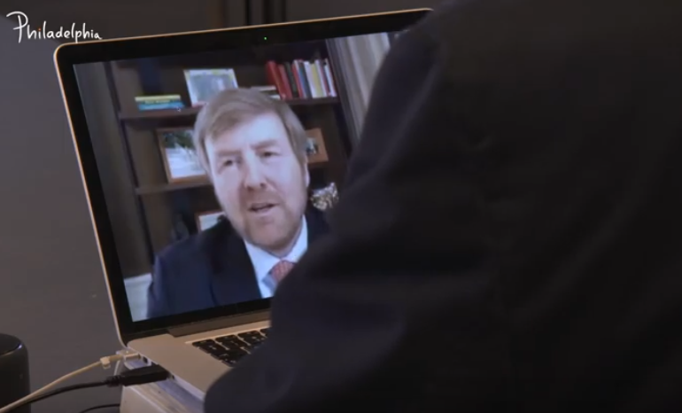 Een beeld-telefoontje van de Koning krijg je niet elke dag. “Zo’n hart onder de riem van de Koning is wel echt een opsteker voor ons in de gehandicaptenzorg.” Vanmiddag spraken locatiemanager Josien samen met bewoner Kees en begeleider Cas met de Koning. 
youtube.com/watch?v=5BuotK…