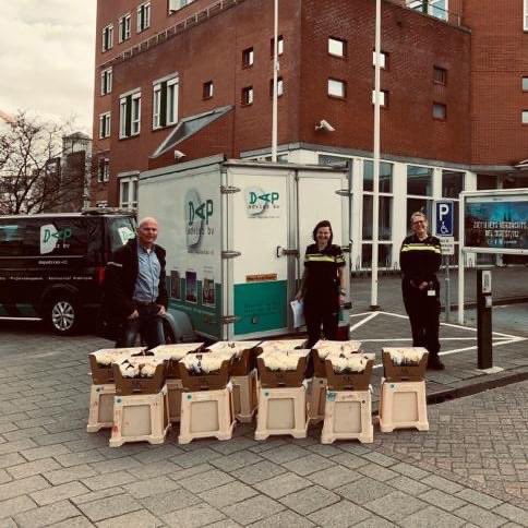 sk__roses's tweet photo. Bedankt DAP Advies BV! Wat mooi om te zien dat er met een bosje rozen medewerkers van Vitale beroepen in het zonnetje worden gezet. ☀️🌹 #flowerboostchallenge #steundesierteelt https://t.co/WVm7VMvZ54
