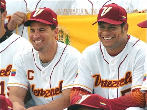 Meridianoonline's tweet photo. Talento de sobra en una sola foto. ¿Recuerdas a que mundial pertenece la imagen? 😁👍🇻🇪⚾️
#Venezuela
#wbcs
#beisbol
#meridianoweb
#meridianoonline https://t.co/BG9pnAjCoy