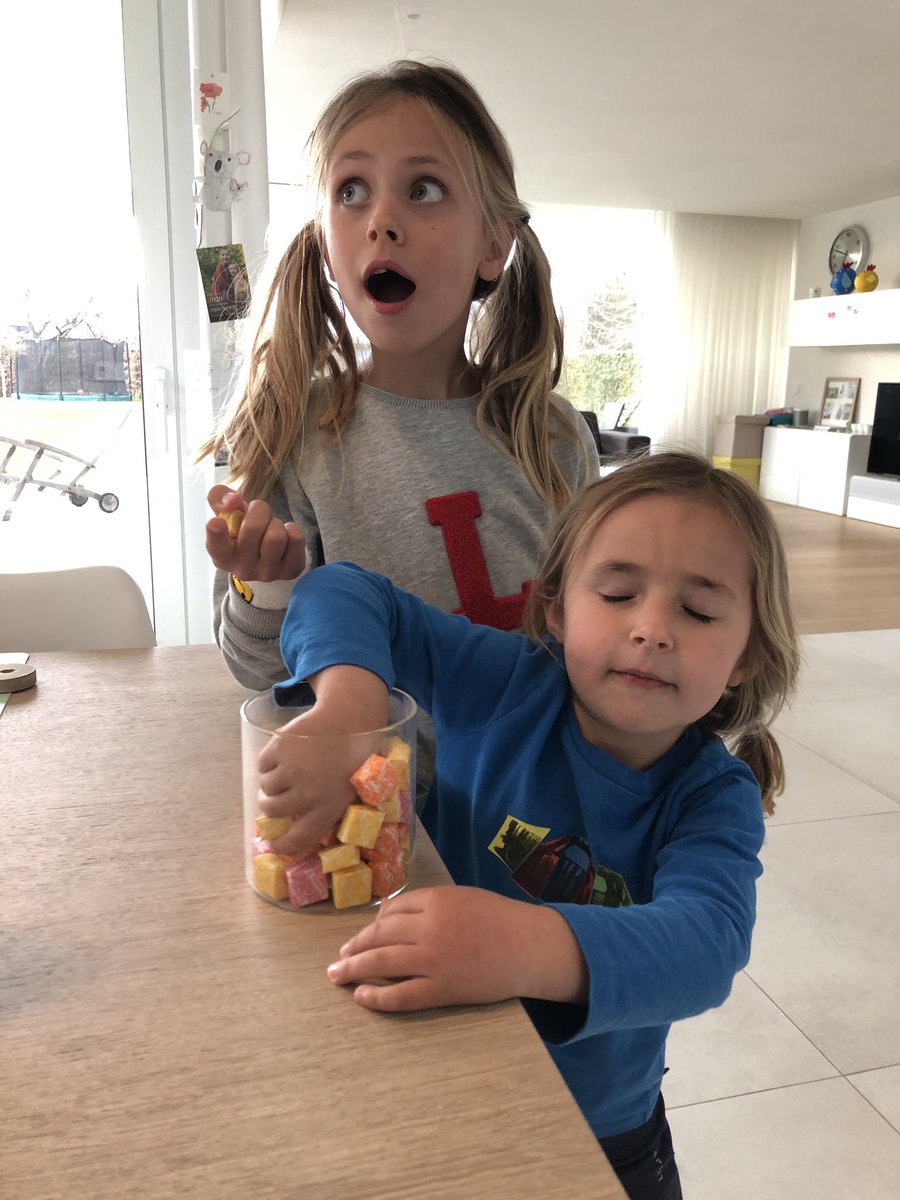 FilipStandaert's tweet photo. Vrouwlief komt nietsvermoedend thuis met zakje #Fruittella -snoepjes. En hopla, 2 meisjes (b)lijken erfelijk belast, nl. uitgesproken voorliefde voor aardbeismaak. Ligt dit aan mij, ons dochtertjes of samenstelling van Fruittela-receptuur? https://t.co/EiLsxNBY01