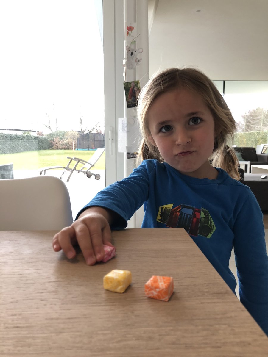 FilipStandaert's tweet photo. Vrouwlief komt nietsvermoedend thuis met zakje #Fruittella -snoepjes. En hopla, 2 meisjes (b)lijken erfelijk belast, nl. uitgesproken voorliefde voor aardbeismaak. Ligt dit aan mij, ons dochtertjes of samenstelling van Fruittela-receptuur? https://t.co/EiLsxNBY01