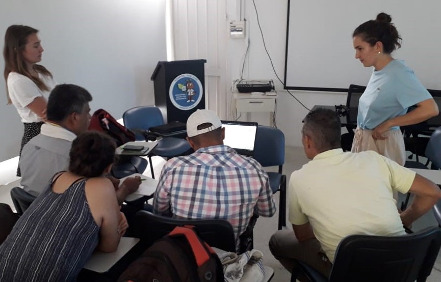 PartnersAmerica's tweet photo. In partnership with @FedePanelaCol, last month @farmertofarmer Vivian Horvath was in Mariquita, Tolima, teaching small panela (raw sugar cane) producers basic accounting and record-keeping skills! #F2FTraining https://t.co/hy41G4MwR4