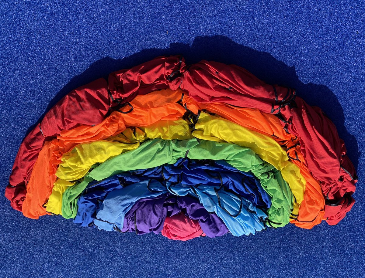 ocranleighanhc's tweet photo. We continue to show our support for all the amazing individuals that put their health at risk each day to ensure we’re safe. A HUGE THANK YOU! #StayHomeSaveLives #clapforourcarers #clapforourHeroes #rainbowsofhope #thatiswhywedidthebibwashing #COVID2019 @EnglandHockey https://t.co/I7gqHzH4PV