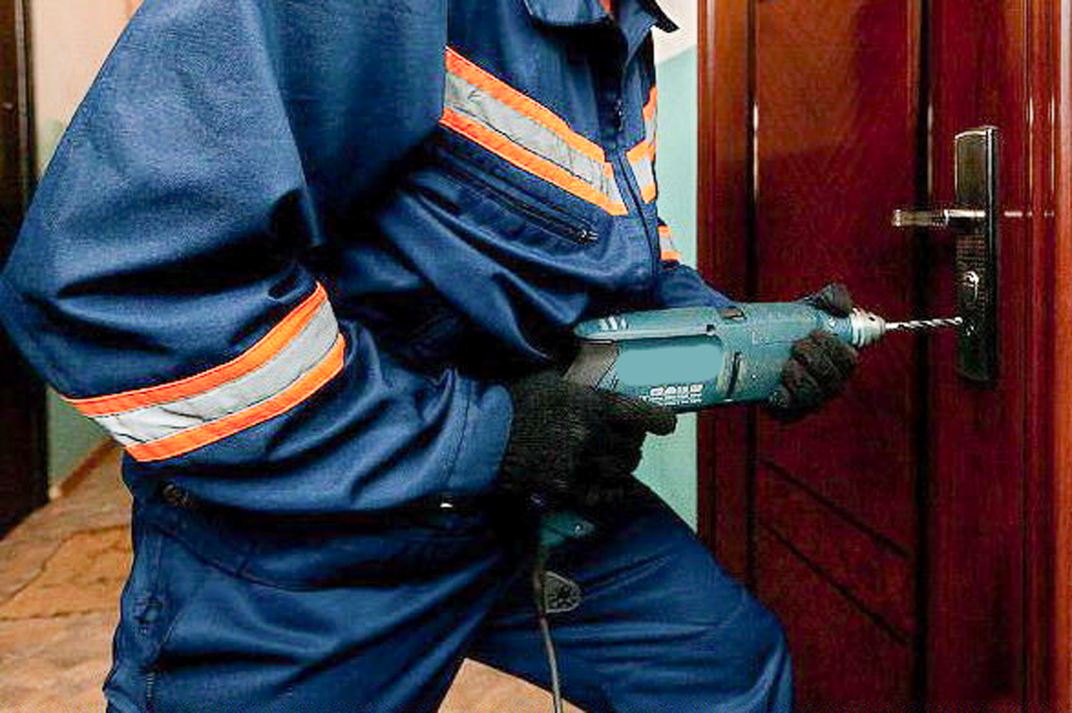 полицейский в квартире. открывать ли дверь участковому. открывать ли дверь участковому. полицейский стучится в дверь. квартира полиция.