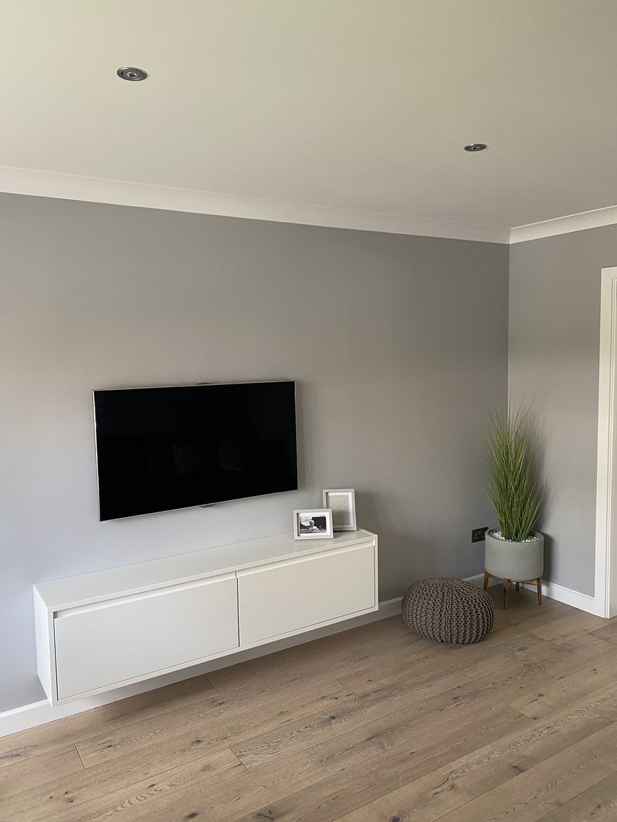#StayHomeSaveLives repaint of my front room using <a href="/JohnstonesTrade/">Johnstone's Trade</a> perfect Matt <a href="/AnduraCoatings/">Andura Coatings</a> titanium low sheen <a href="/ProDecProducts/">ProDec Products</a>  ice fusion. My thoughts all of these???<a href="/decoratorsforum/">Decorators Forum</a>