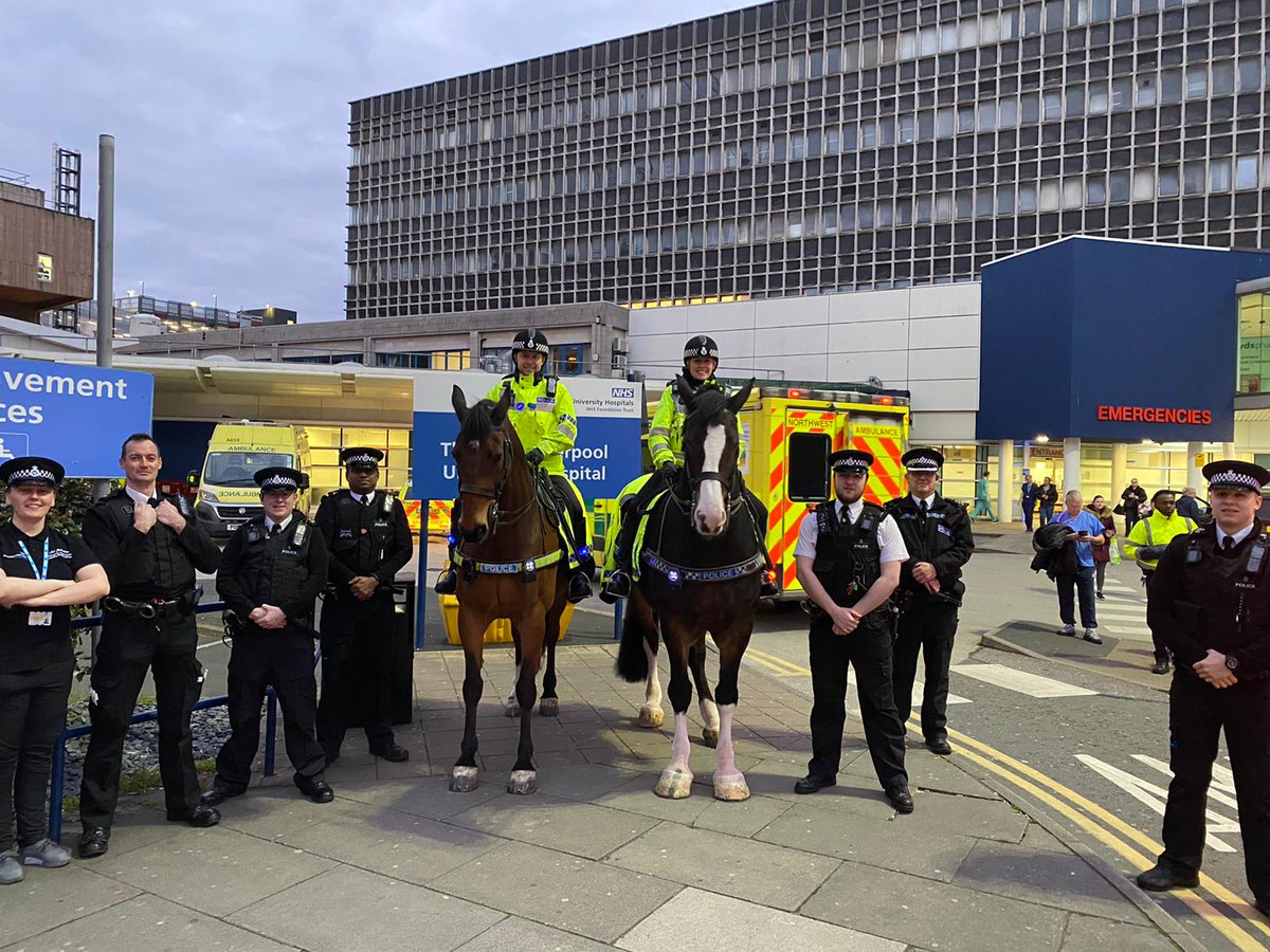 Our team attended @LivHospitals with @MerPolMounted officers and #PHJake #PHOxberry to show our support and appreciation for our incredible NHS team, Carers and Key Workers! Thank you to everyone 👏 @MerseyPolice @merseymountedpc @SpInsp0828  #clapforkeyworkers #clapforNHS