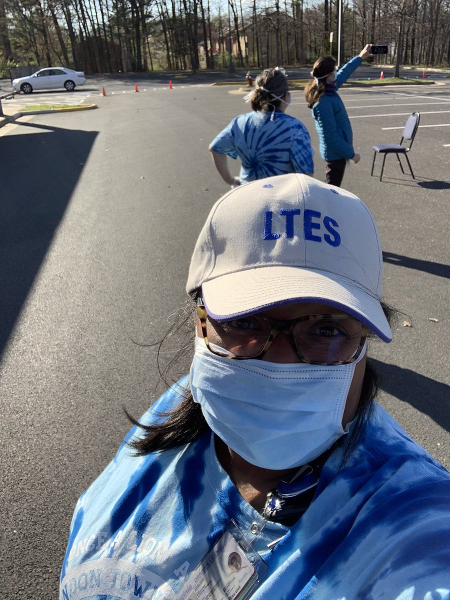 padmoreLTES's tweet photo. Gorgeous blue skies and @LondonTowneFCPS lions celebrating life and autism awareness❣️Remember to read a great book on MyON. #LionPride 💙🦁 https://t.co/0XbOvScrkM