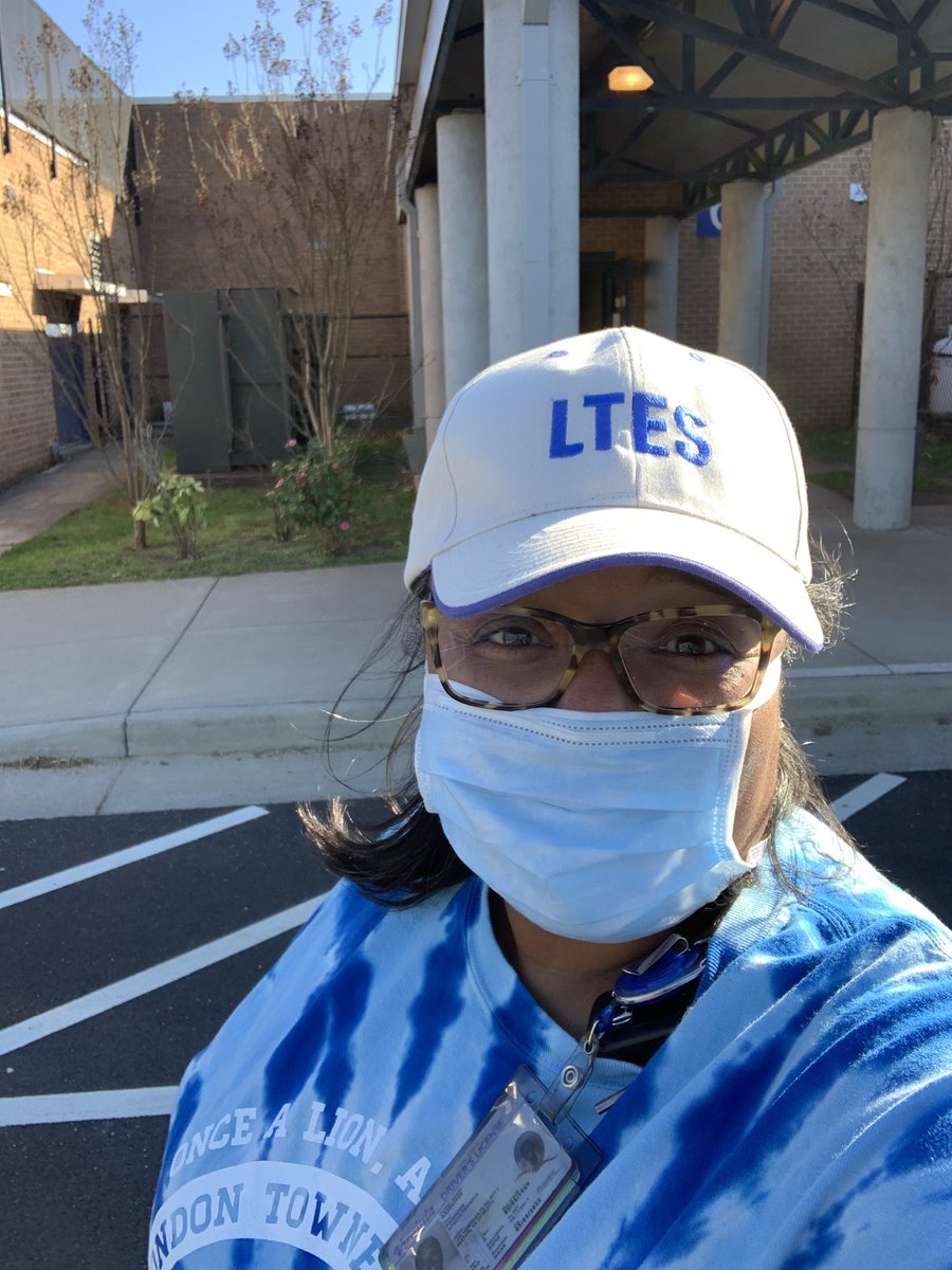 padmoreLTES's tweet photo. Gorgeous blue skies and @LondonTowneFCPS lions celebrating life and autism awareness❣️Remember to read a great book on MyON. #LionPride 💙🦁 https://t.co/0XbOvScrkM
