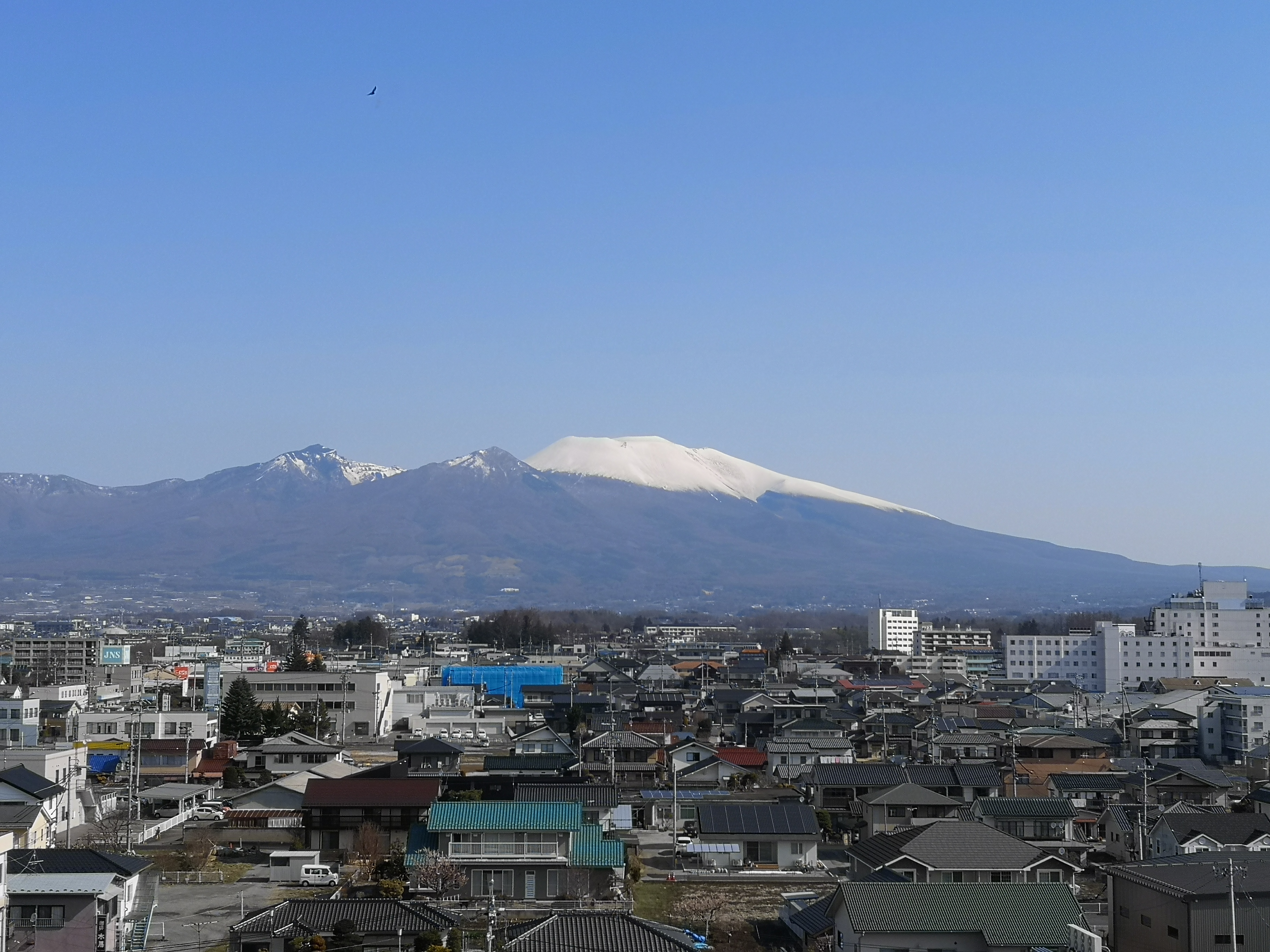春先の浅間山と快晴の空 4月になって 今冬あまり見られなか 04 03 佐久 佐久市役所
