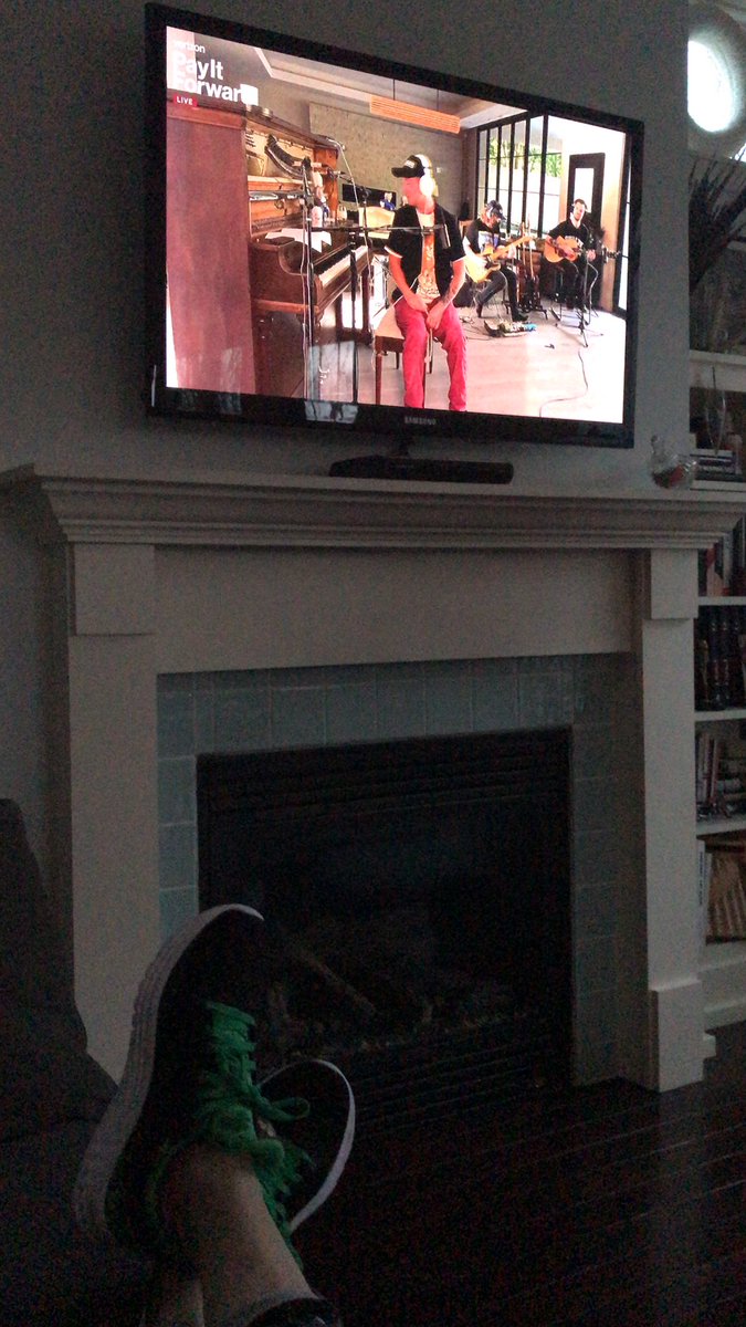 GreyStDesign's tweet image. #PayItForwardLIVE friends!