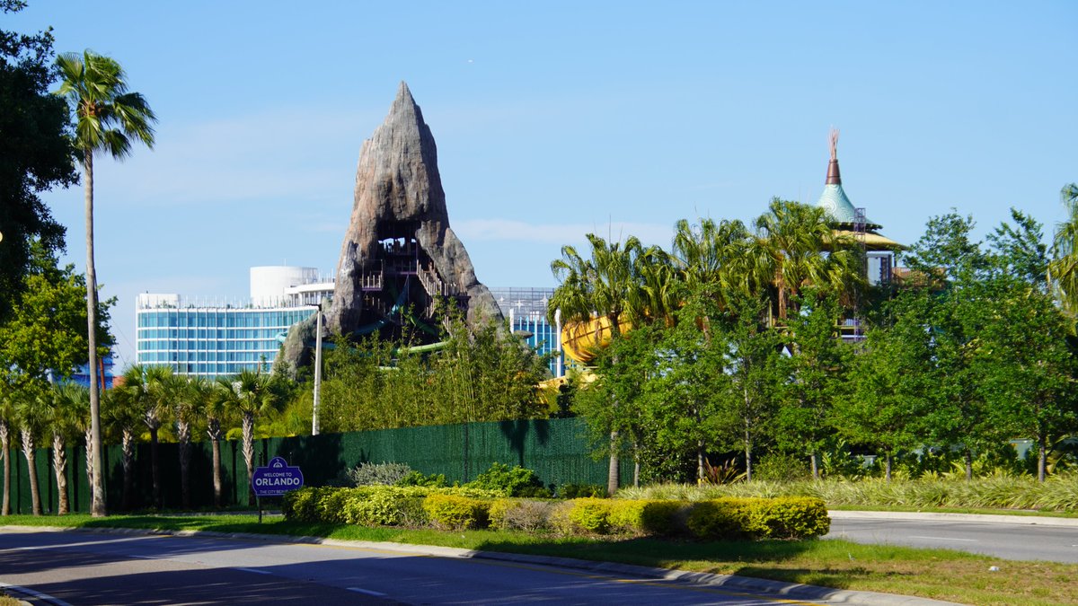 View of Krakatau in Volcano Bay from Turkey Lake Rd at a Welcome to Orlando sign. Compare the trees with earlier tweet in this thread.