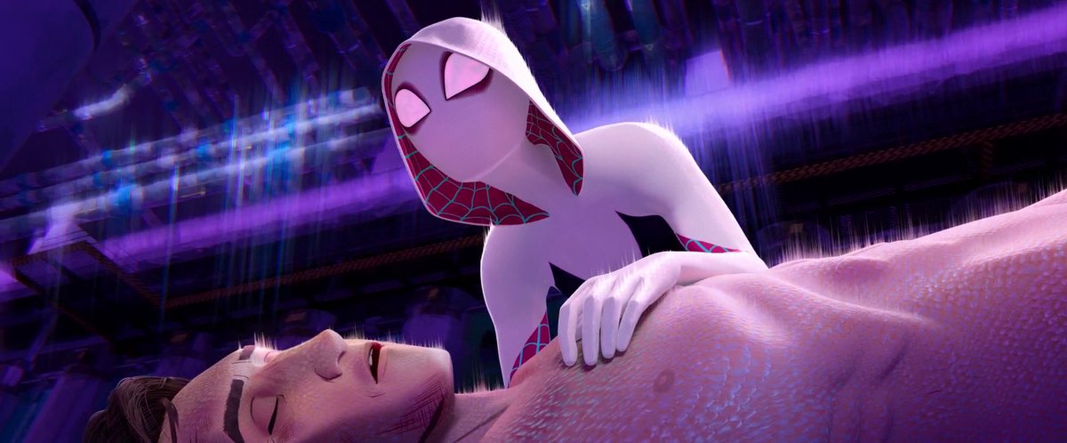 Spider-Gwen (E-65). En esta versión del universo, la araña picó a Gwen y en una pelea contra el Lagarto (que era Peter Parker), su mejor amigo pierde la vida.