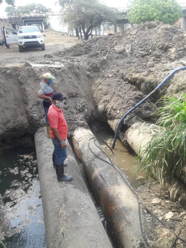 Hidrocentro2011's tweet photo. 2Abr| Gobierno Bolivariano continúa labores de mantenimiento correctivo en aducción Turmero-Cagua, diámetro 27", a nivel de la pared de Remavenca en la Av. Intercomunal Turmero. Mcpio. Mariño #Aragua #Hidrocentro #TrabajadoresDelAguaEnContingencia https://t.co/GTZvTmBqij