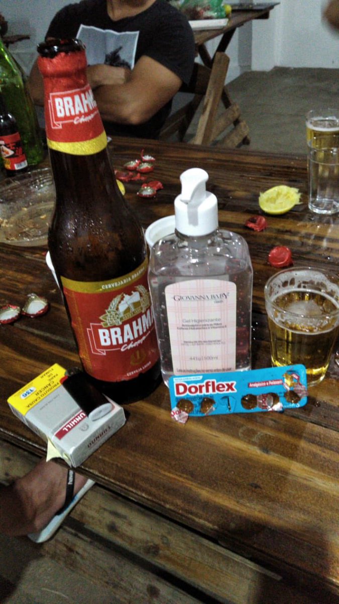 CharlesMaia05's tweet photo. Fotos de um churrasco numa quinta, na quarentena... sim, não fazem sentido https://t.co/OyLKGEDcab