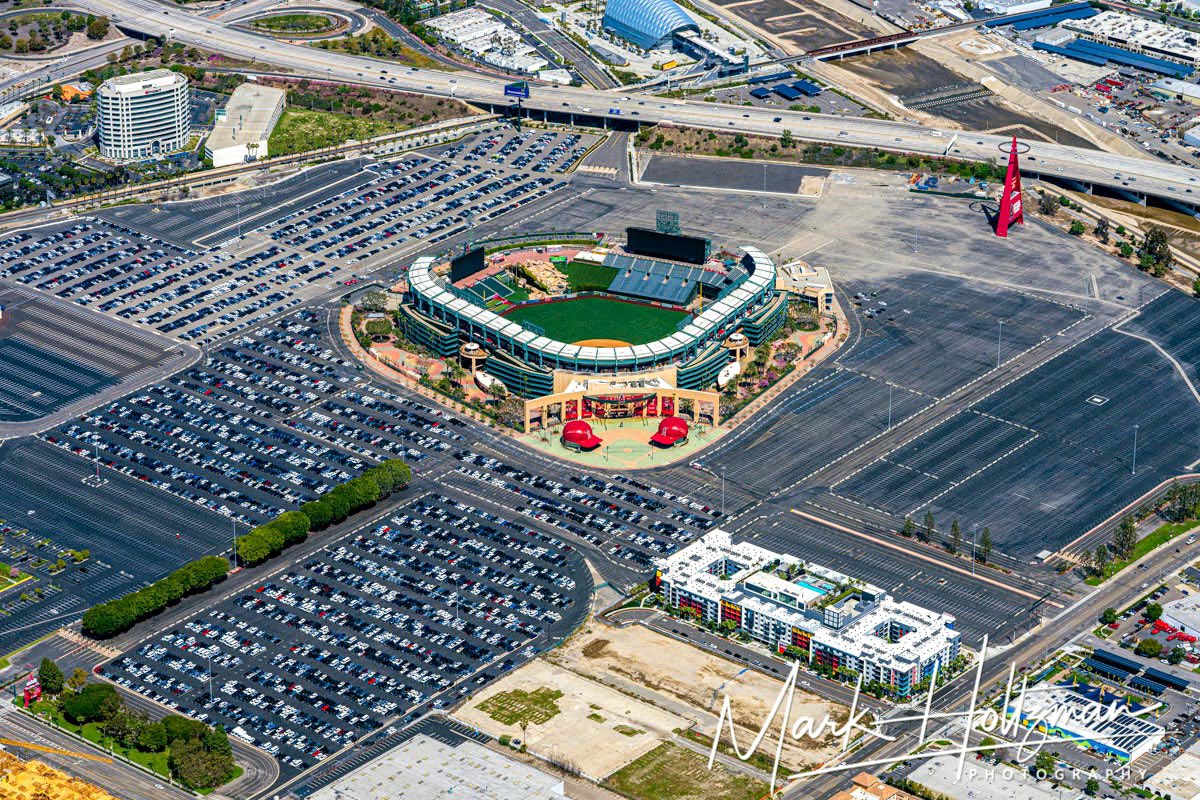 westcoastaerial's tweet photo. Cars parked all over Southern California #somanycars #nopeople #wheredideverybodygo #angelstadium #dodgerstadium #delmarfairgrounds #aerialphoto #aerialphotography #pilotview #california https://t.co/SEu5dDQwJv