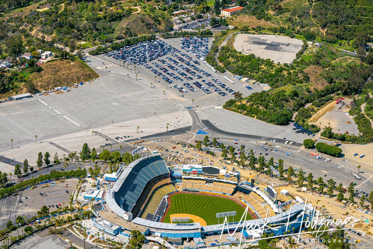 westcoastaerial's tweet photo. Cars parked all over Southern California #somanycars #nopeople #wheredideverybodygo #angelstadium #dodgerstadium #delmarfairgrounds #aerialphoto #aerialphotography #pilotview #california https://t.co/SEu5dDQwJv