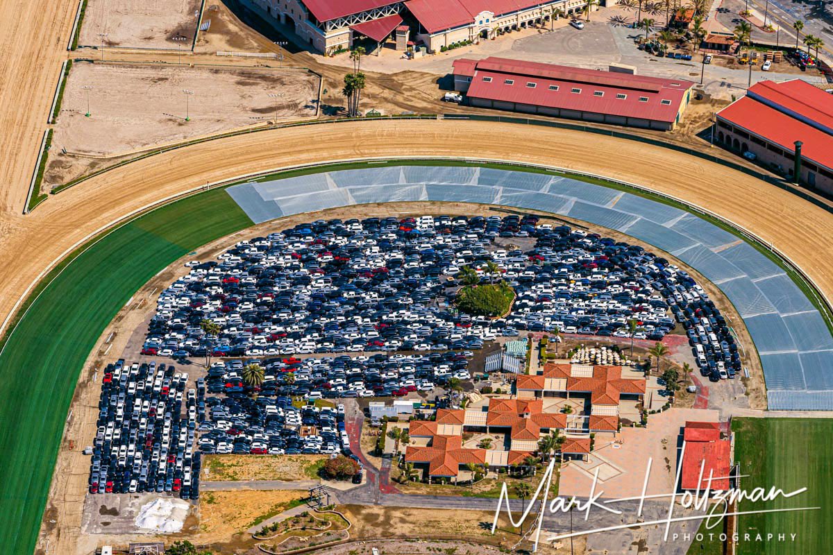 westcoastaerial's tweet photo. Cars parked all over Southern California #somanycars #nopeople #wheredideverybodygo #angelstadium #dodgerstadium #delmarfairgrounds #aerialphoto #aerialphotography #pilotview #california https://t.co/SEu5dDQwJv