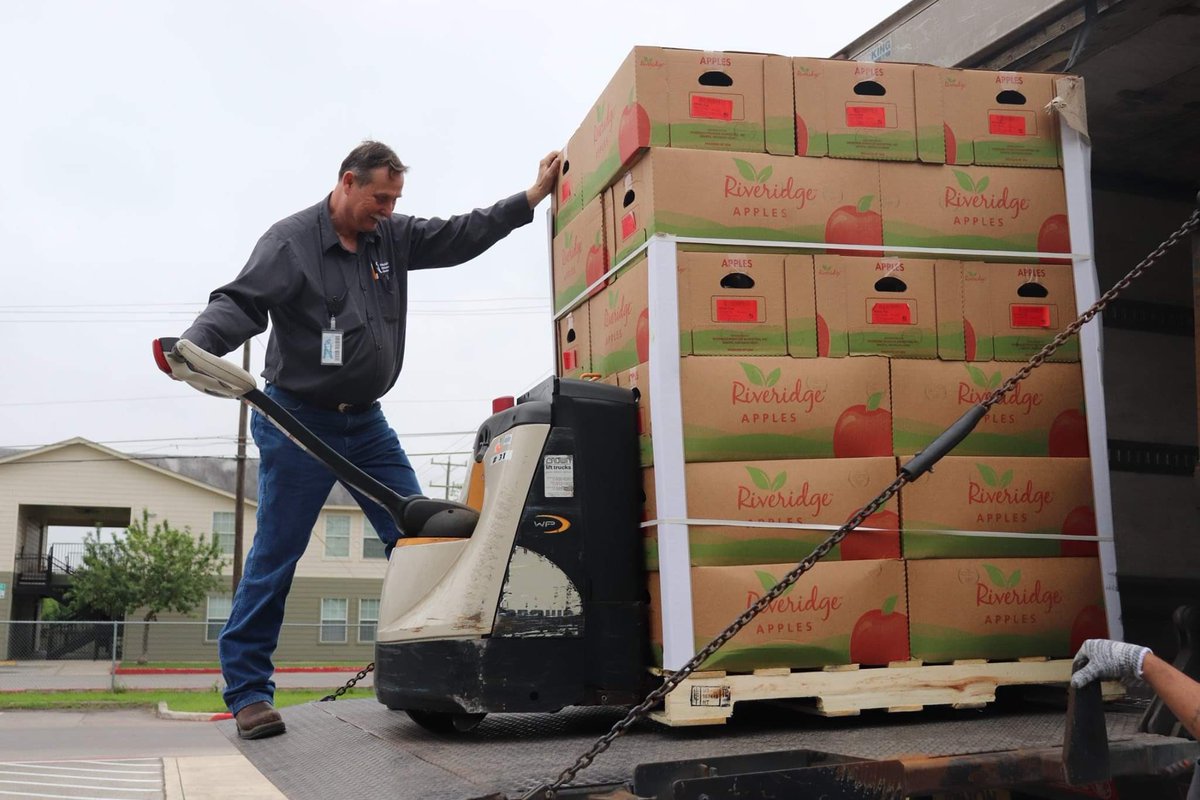 nisdhr's tweet photo. “It has generally been my experience that the very top people of truly great organizations are servant-leaders.”-Stephen Covey @NISD @briantwoods1 @safoodbank @rbfcu @NISDJonesSTEM @NISDJones @NISDLearningTre @nisdhr https://t.co/eraF22wJxN