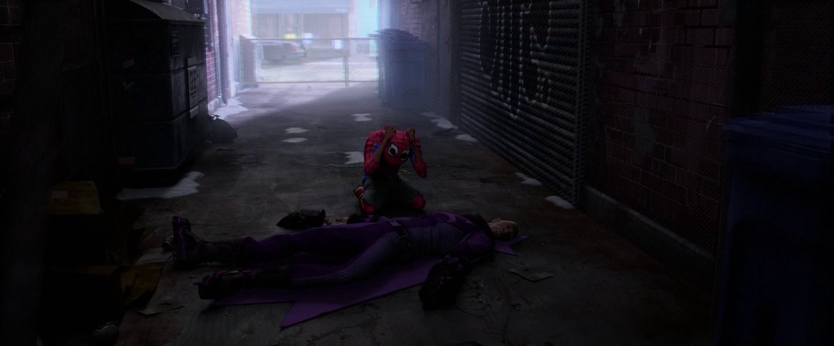 Peter perdió a su tío Ben, y a Miles le toca perder a su tío Aaron, por el que también se va a sentir culpable. El estigma de Spider-Man.