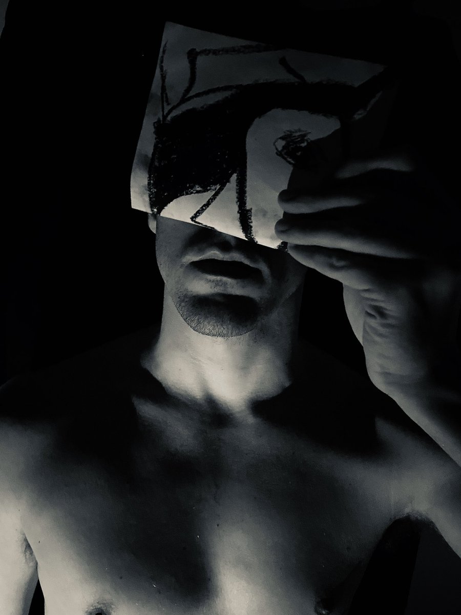 “Jinete sin cabeza,
jinete como un niño buscando entre rastrojos
llaves recién cortadas,
víboras seductoras, desastres suntuosos,
navíos para tierra lentamente de carne,
de carne hasta morir igual que muere un hombre...” //Luis Cernuda\\
#blancoynegro #arte #poesia #cernuda