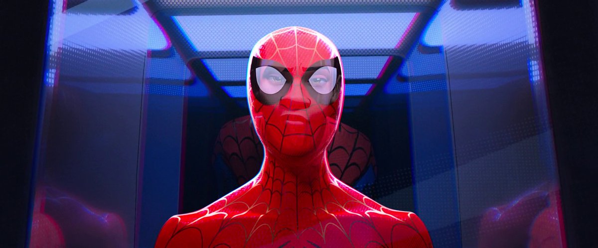 Quería llegar a esta parte porque me parece una de las más simbólicas. La primera vez que mira el traje de Spider-Man, su reflejo está por debajo, le queda grande. Todavía no estaba preparado. Ahora encaja perfecto. ¿Cómo decía el viejo Stan? “Siempre encaja… eventualmente.”