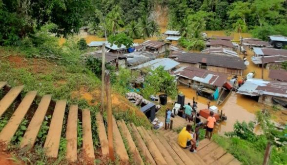 Más de 150 familias han resultado afectadas tras el desbordamiento del río Bojayá en el departamento colombiano de Chocó👉tlsur.net/2yvnU1n El caudal del río incremento a causa de las fuertes lluvias registradas en la zona