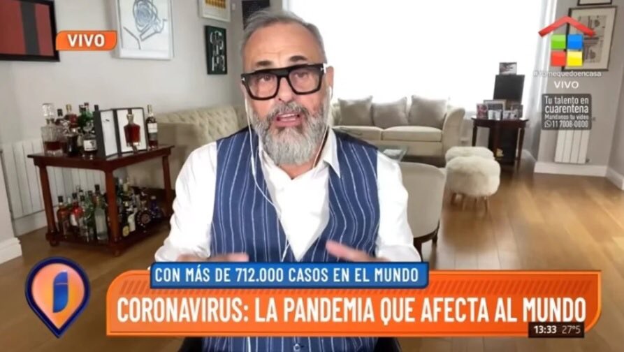 juanitagroisman's tweet photo. Lloro se ve que alguien le dijo a Rial que no daba tener todas las botellas ahí detrás de cámara y le metió ese banquito ?? https://t.co/vIU51zKQzd