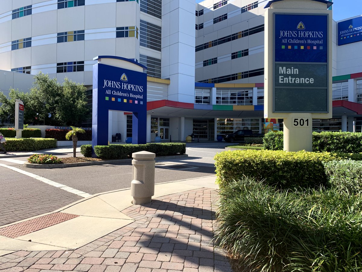 spcnews's tweet photo. Yesterday, #SPCHealth donated 25,720 gloves, 260 protective gowns, 10 pairs of goggles, 120 N95 masks, 150 level 3 masks, 400 surgical caps, and 3 tubs of disinfectant wipes to area hospitals! #SPCollege also loaned 11 ventilators to help in the fight against #COVID19. #SPCCares https://t.co/lybtFaUyyO